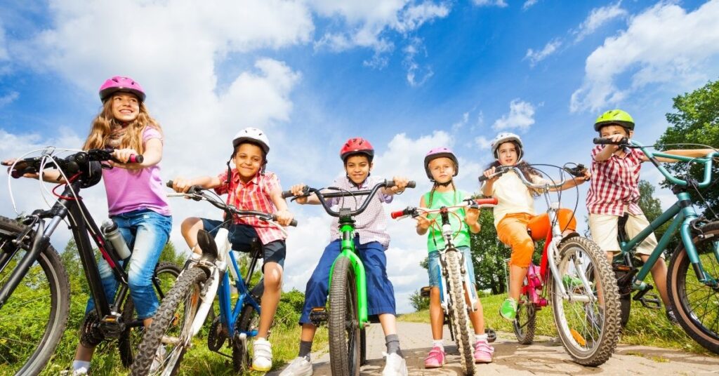 Børn på børnecykler i forskellige størrelser