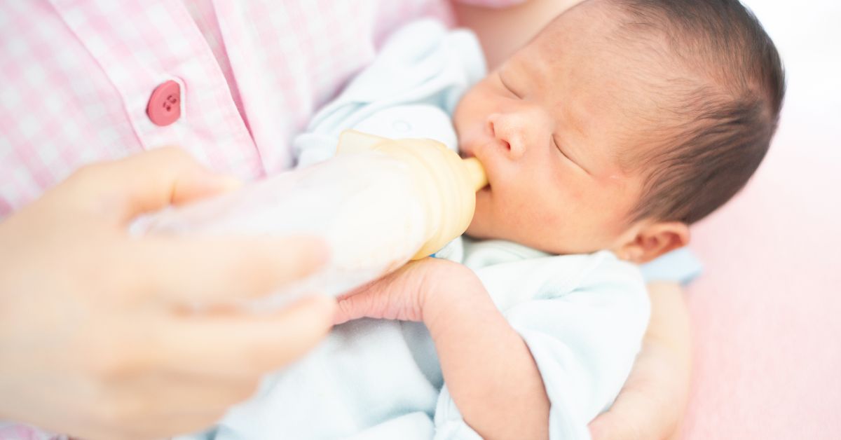Baby får mælk