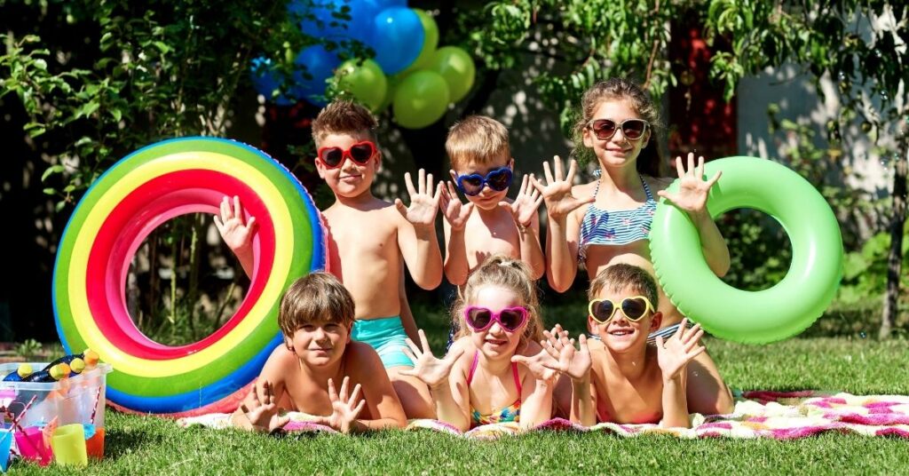 Børn med solbriller som nyder sommeren