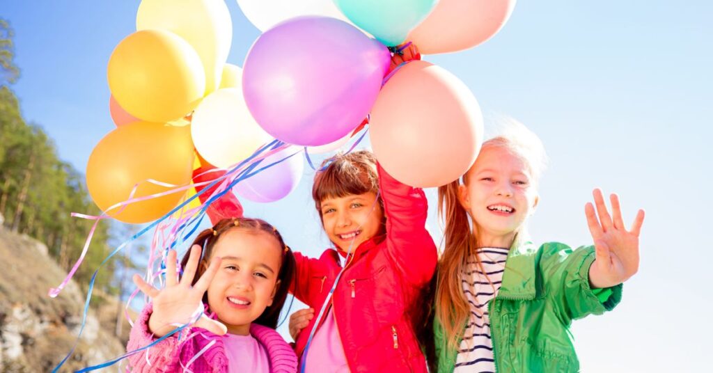 Børn med helium balloner