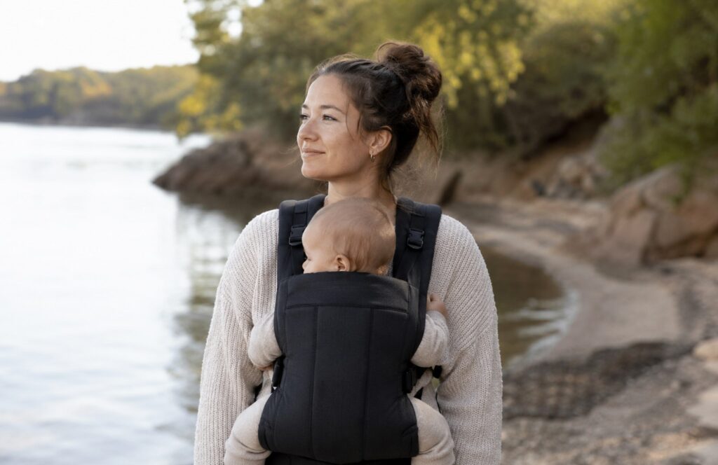 Mor med baby i bæresele